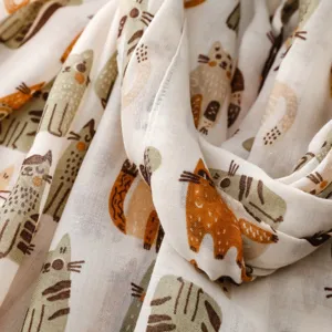 Gros plan detaille d'un foulard leger avec un charmant motif de chat dessine a la main.