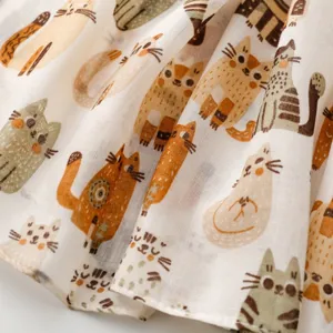 Gros plan sur le tissu avec motif de chat dessiné à la main, léger, respirant pour femmes