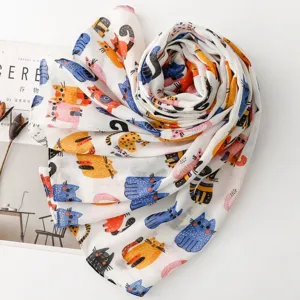 Vue de détail d'un foulard léger pour femme avec des motifs de chats colorés peints à la main.