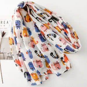 Gros plan détaillé d'un foulard blanc léger présentant un imprimé de chats colorés.