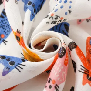 Vue détaillée d'une écharpe en tissu léger et respirant avec joli imprimé chat coloré pour femme.