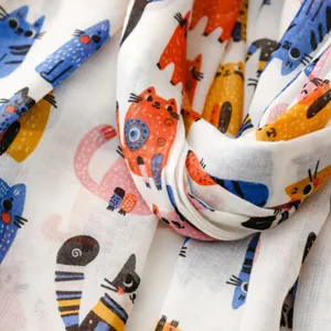 Gros plan d'un foulard léger avec imprimés de chats colorés faits à la main pour les femmes.
