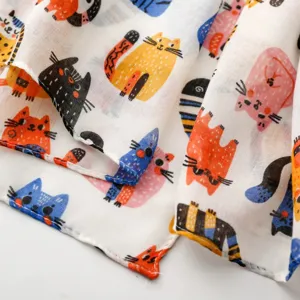 Gros plan sur le tissu de l'écharpe légère à imprimé chat coloré dessiné style mignon.