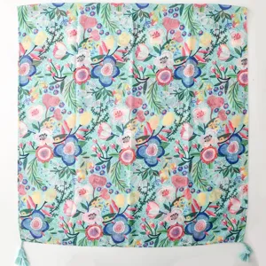 Vue détaillée de l'écharpe imprimée florale bohème avec de douces franges vintage.