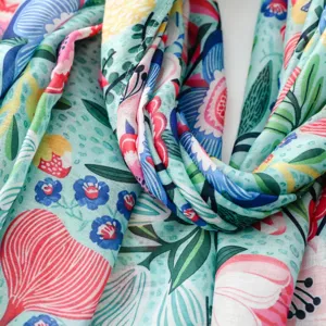 Gros plan sur le tissu à imprimé floral vibrant avec des motifs botaniques colorés et doux.