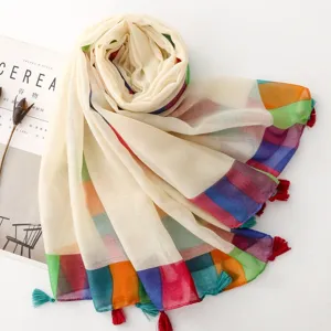 Foulard franges lin coton bordure arc-en-ciel vue detaillee plage ete etole douce.