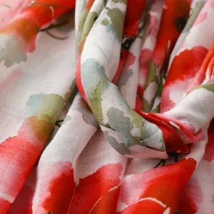 Gros plan détaillé du tissu d'écharpe à motif floral doux et texture aquarelle.
