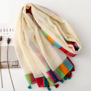 Écharpe couleur crème à bordure rayée multicolore et glands, idéale pour la protection solaire.