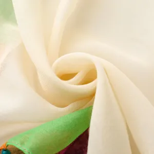 Gros plan détaillé de tissu doux en coton et lin avec bord coloré et texture de franges.