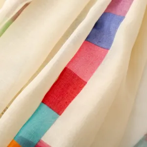 Echarpe bordure arc-en-ciel lin coton detail gros plan, doux respirant printemps ete foulard.