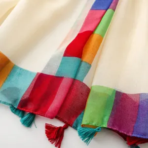 Gros plan détaillé d'une écharpe en coton lin à bordure écossaise arc-en-ciel colorée et franges.