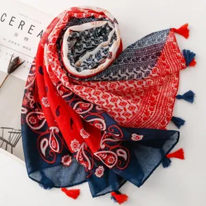 Böhmischer rot-blauer Quastenschal mit geometrischem Paisley-Druck für den Urlaubsort.
