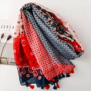 Detailaufnahme eines böhmischen rot-blauen Quastenschals mit geometrischen Mustern.