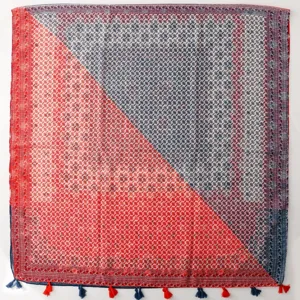 Böhmischer rot-blauer Quasten-Schal Nahaufnahme mit geometrischen ethnischen Mustern Details.