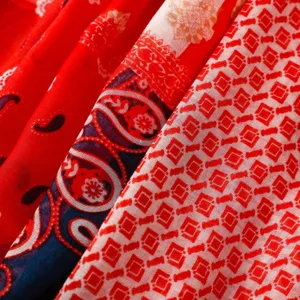 Nahaufnahme des bohemian rot-blauen Schalstoffs mit Paisley- und geometrischem Muster.