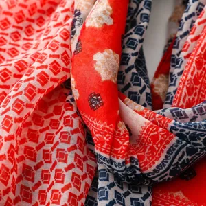 Böhmischer ethnischer rot-blauer geometrischer Paisleydruck-Schal leichter Urlaubsschal