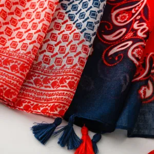 Nahaufnahme des böhmischen rot-blauen Paisley-Quasten-Schals mit Stoffdetails.