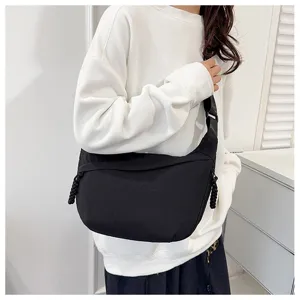 Borsa a tracolla dumpling in nylon nero da donna, borsa casual minimalista alla moda.