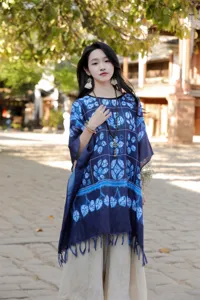 Ethnic boho μπλε πόντσο σάλι cape με tie dye τύπωμα και κρόσσια για ηλιακή προστασία.