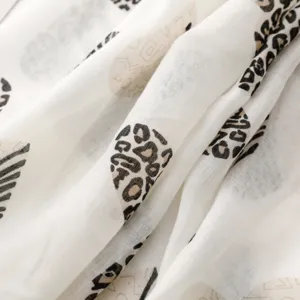 Detalle de tela ligera con estampado animal bufanda verano transpirable elegante