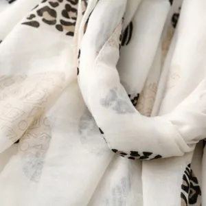Primer plano de pañuelo de moda ligero con textura suave y detalles de estampado animal.