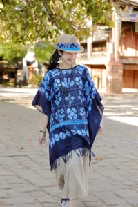 Λεπτομερής όψη έθνικ στυλ μπλε tie-dye print πόντσο σάλι με κρόσσια και ρετρό μοτίβο.