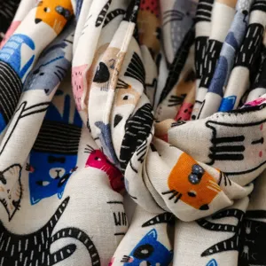 Nahaufnahme Detailaufnahme des bunten niedlichen Cartoon Katzen Muster Schals Stoff