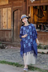 Ρετρό εθνικό πόντσο σάλι με tie-dye τύπωμα, vintage μπλε λουλουδάτη κάπα για γυναίκες.