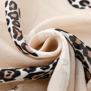 Bufanda ligera estampado leopardo detalle muestra textura de tela suave diseño moda.