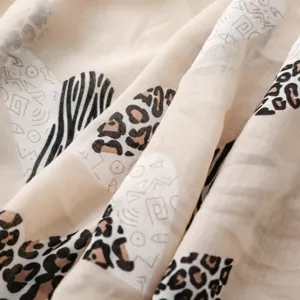Primer plano detallado de un pañuelo ligero con estampado animal y textura suave.