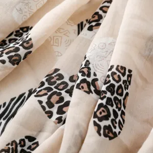 Primer plano detallado que muestra la textura suave de la tela con estampados de animales.