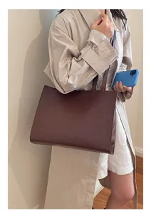 Vista detallada del bolso marron grande y elegante, ideal para su uso diario y cotidiano.
