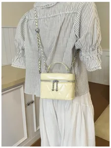 Bolso cruzado acolchado con cadena para mujer, elegante bolso de mano amarillo detalle.