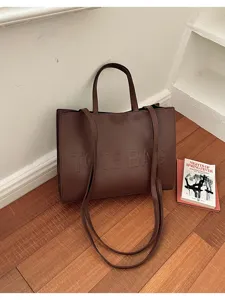 Bolso tote marrón de piel sintética con doble correa y texto grabado, vintage.