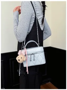 Bolso de hombro acolchado elegante para mujer, bolso cruzado con lindo colgante de osito de peluche.