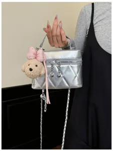 Bolso acolchado plateado con adorable colgante de peluche de cachorro, bolso elegante.