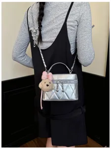 Bolso cruzado acolchado plateado vista detallada, bolso chic con colgante de peluche