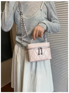 Bolso cruzado acolchado rosa con cadena, elegante bolso de mano minimalista para mujer.