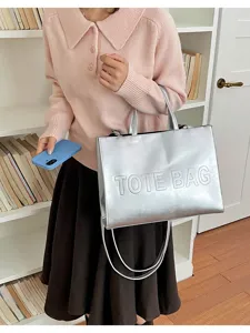 Bolso tote plateado metalizado, diseño espacioso con asas dobles, detalle elegante para diario.