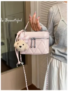 Bolso bandolera acolchado rosa con cadena y tierno colgante de perrito de peluche elegante.
