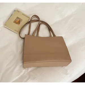 Bolso tote de cuero beige para mujer, elegante bolso de hombro minimalista para el trabajo diario.
