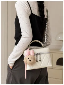 Bolso cruzado acolchado de estilo coreano con bonito colgante de cachorro, bolso elegante casual.