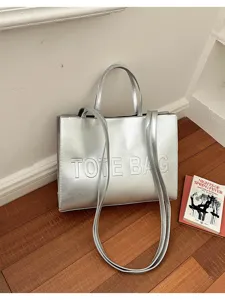 Bolso tote metalizado plateado de gran capacidad texturizado, bolso de hombro retro.