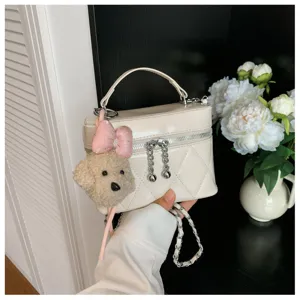 Bolso neceser acolchado blanco con cadena y colgante de oso de peluche, bolso bandolera elegante.