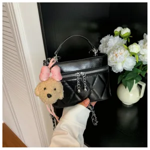Bolso cruzado acolchado negro con lindo colgante de perrito de peluche y cadena elegante.