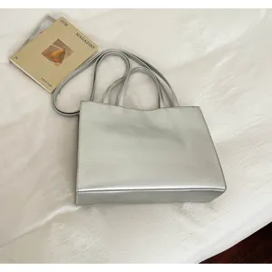 Vista detallada del bolso shopper plateado y elegante para mujeres, ideal para el uso diario.