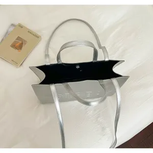 Bolso tote metálico plateado para mujer, elegante bolso de hombro grande para uso diario.