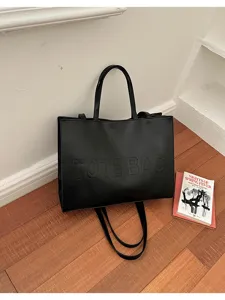 Bolso tote negro de piel vista de detalle, gran bolso de hombro casual para mujer diaria.