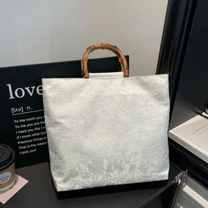 Weisse Jacquard Stoff Shopper Tasche mit Bambusgriff, elegante modische Damen Handtasche.