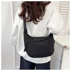 Borsa a tracolla dumpling nera in nylon da donna, elegante borsa minimalista versatile e casual.